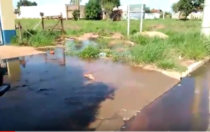 O esgoto transborda alagando a calçada e causando transtornos ao empresário. Foto: Reprodução Vídeo.