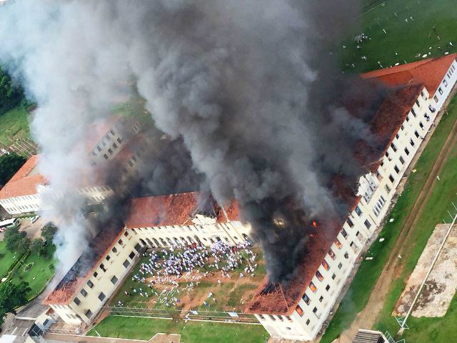 Cerca de 200 presos fogem de centro de detenção em Bauru (SP)