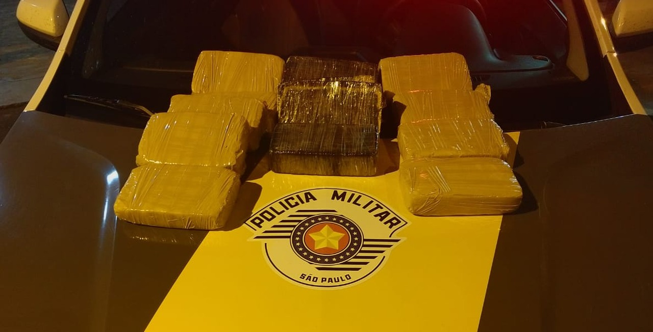 Durante buscas veicular, foram localizados em fundos falsos, junto a lataria do veículo, vários tabletes de maconha e crack – Foto: Divulgação / Rv: 3° Pel PRv / 4a Cia PRv / 2° BPRv.