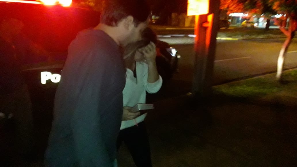 Joice sendo conduzida ao presídio feminino de Três Lagoas. (Foto: Caçula FM)