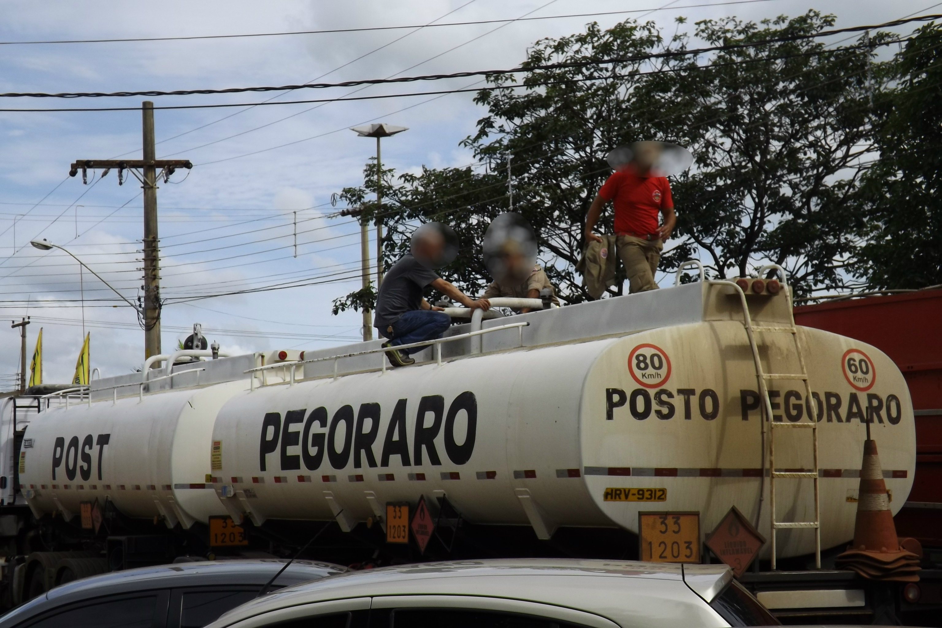 Caminhão que transportava pasta base - Imagens : Pereira Neto 