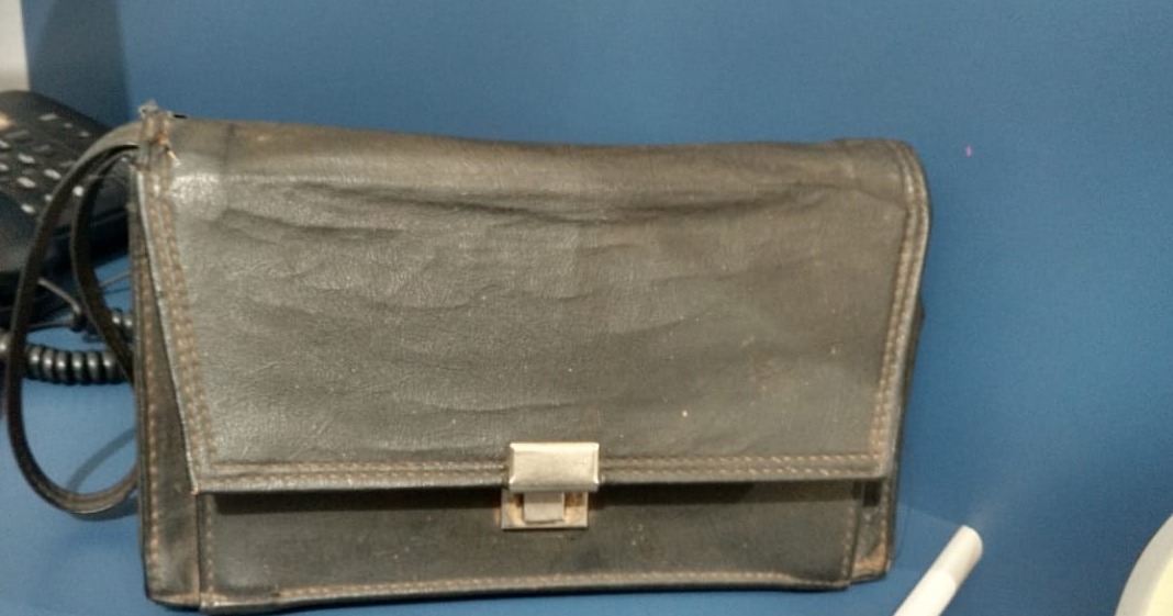 Bolsa de cor preta encontrada com diversos documentos de Antonio Lopes Taranta Filho. Foto: Ruth Farias.
