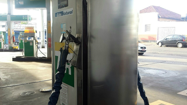 Um dos policiais chegou a ter ferimentos na mão. (Foto: Karina Campos)
