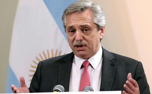 Presidente Alberto Fernandez faz declaração no inicio da noite de domingo (15) após reunião com ministros. Foto: Uol Notícias