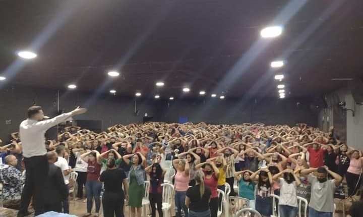 Fiéis lotam igreja de pastor e vereador em plena pandemia. (Foto: Redes sociais)