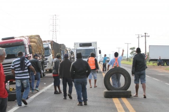 No sexto dia de protesto, caminhoneiros bloqueiam mais de 59 pontos das rodovias.(Foto: Campo Grande News)