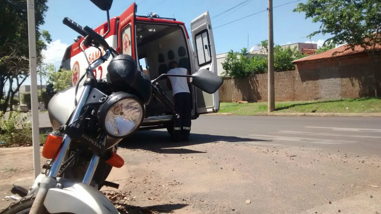 Um motociclista de 23 anos ficou ferido em um acidente de trânsito ocorrido na manhã deste domingo (01). Foto: Rádio Caçula