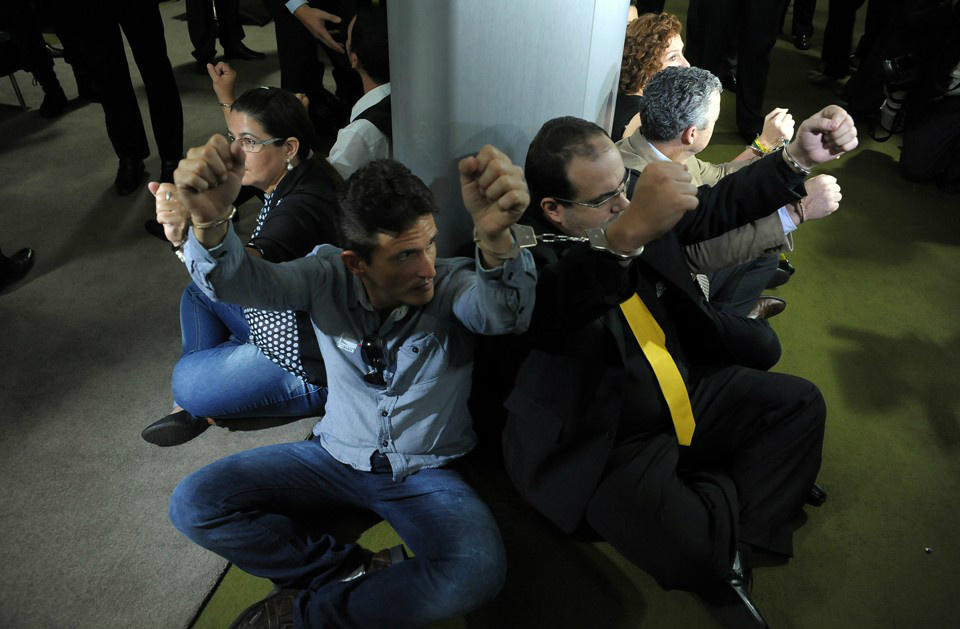 Manifestantes que querem a saída da presidente Dilma protestam em um dos salões da Câmara.Foto: Gazeta do Povo
