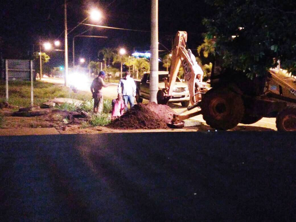 Após divulgação do problema, uma equipe esteve na avenida Filinto Muller iniciando os reparos na rede de esgoto que estava vazando. 