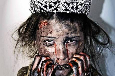 A ex-Miss Universo de 2009 pela Venezuela, Stefanía Fernández, utilizou sua corona na campanha contra a repressão no país