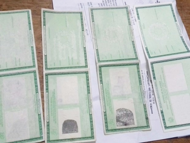 Na tarde de ontem (15), G.M.S. tentou praticar estelionato. Em sua bolsa foram apreendidas quatro lâminas de identidades falsas. Foto: Divulgação.