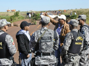 Força Nacional tentando um acordo com os índios.(Foto: Hédio Fazan)