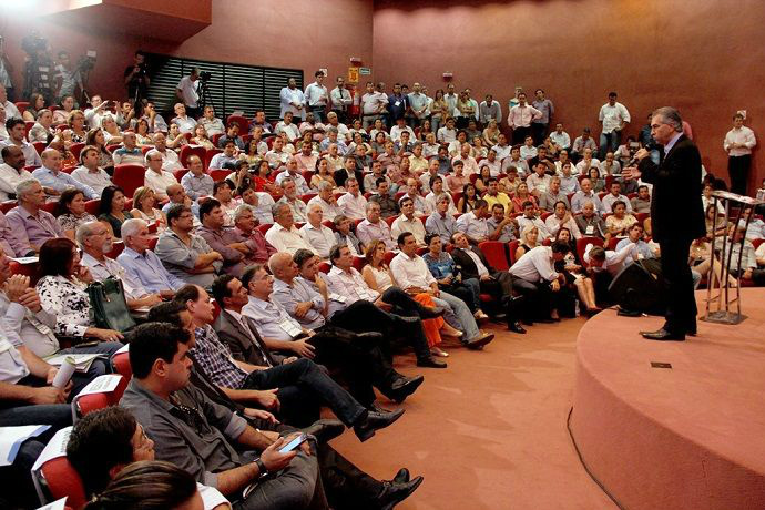 Governador passando ultimas informações do Projeto Caravana da Saúde