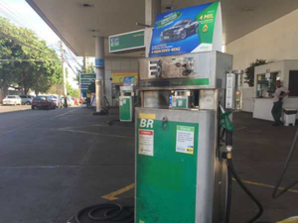 Posto de combustíves onde suspeito lançou fogoem policiais (Foto: Gabriela Pavão/ G1 MS)