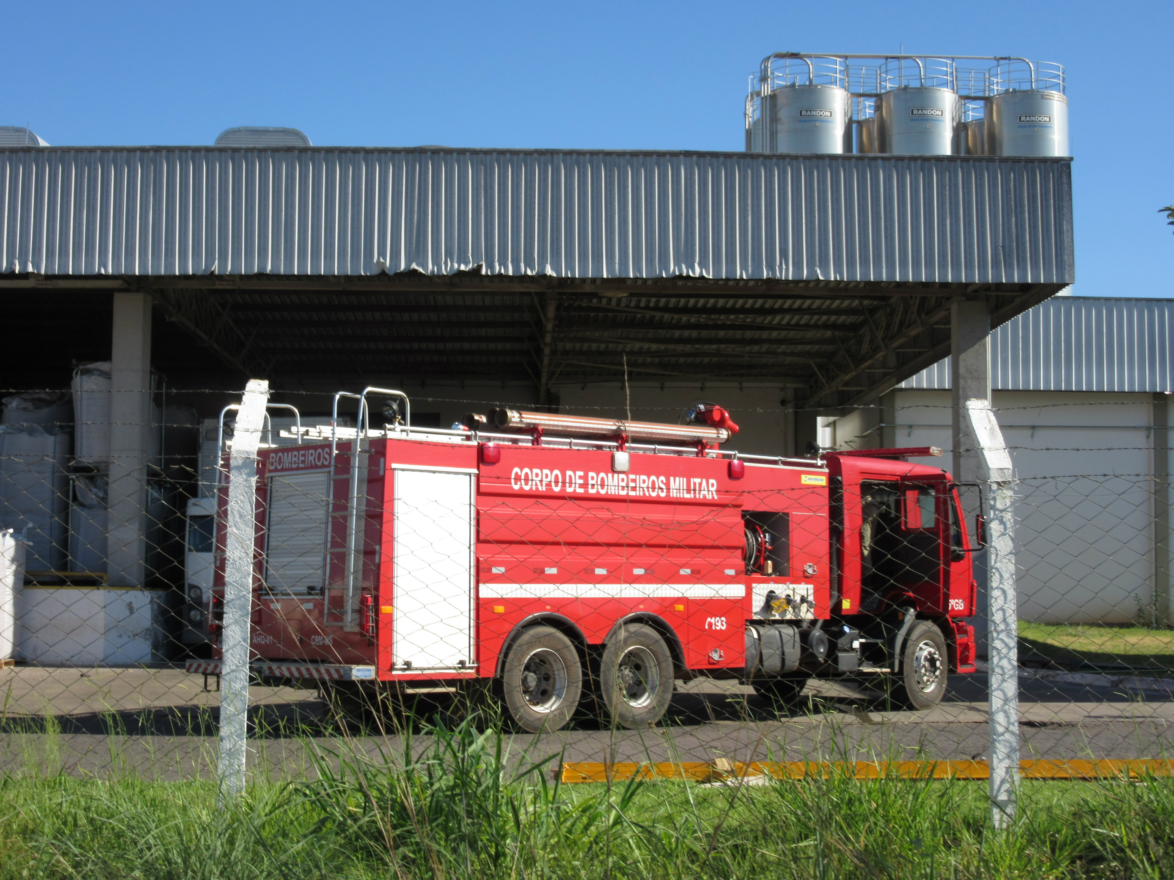 Momento da chegada do Corpo de Bombeiros (Foto Rádio Caçula)