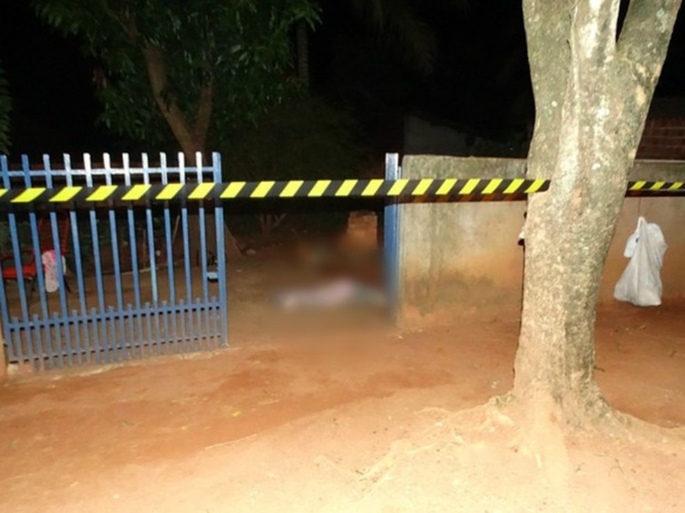 Mulher foi morta em casa, em Rio Verde — Foto: Maykon Leal/Coxim Agora