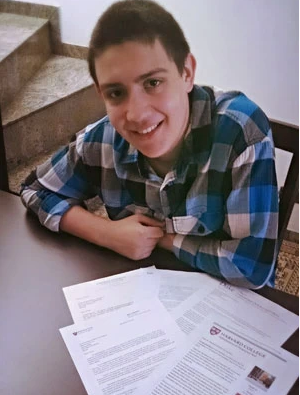 Víctor Domene, de 17 anos, com as cartas deaprovação das universidades norte-americanas(Foto: Arquivo pessoal)