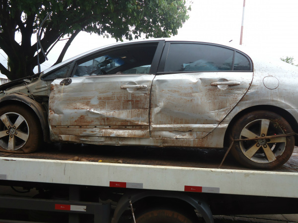 Carro lotado com maconha bateu em duas motocicletas, durante a fuga.Foto: Divulgação