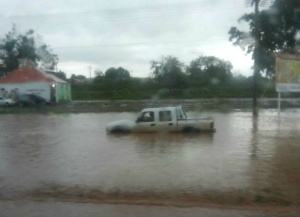 Caminhonete com quatro pessoas ficou no meio de avenida, que virou um rio (Foto: Bruno Ricardo ) Créditos Campograndenews