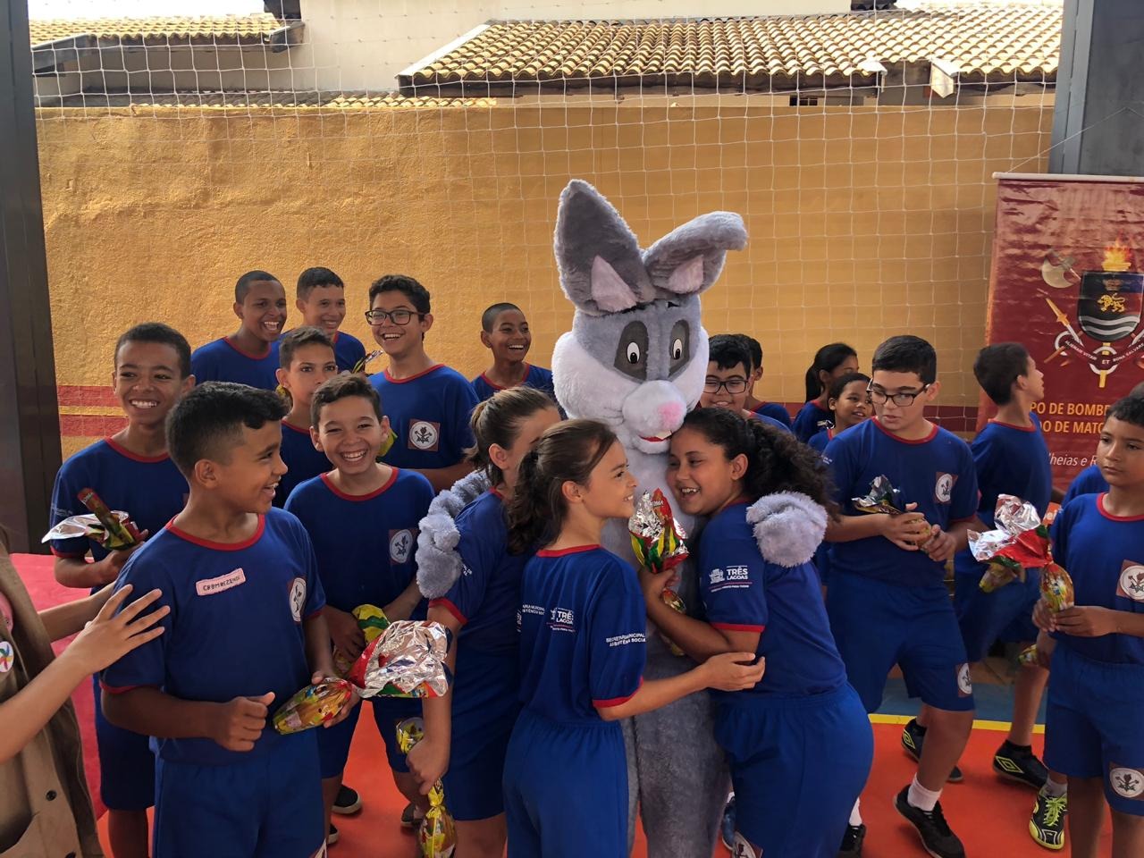 Hoje (16),  o 5º Grupamento de Bombeiros Militar juntamente com o Programa Bombeiros do Amanhã organizaram uma singela entrega de ovos de páscoa. Foto: CBMTL