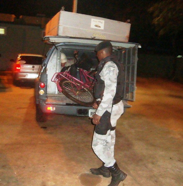 O acusado foi encaminhado a DEPAC junto com os objetos de furto.Foto: Rádio Caçula