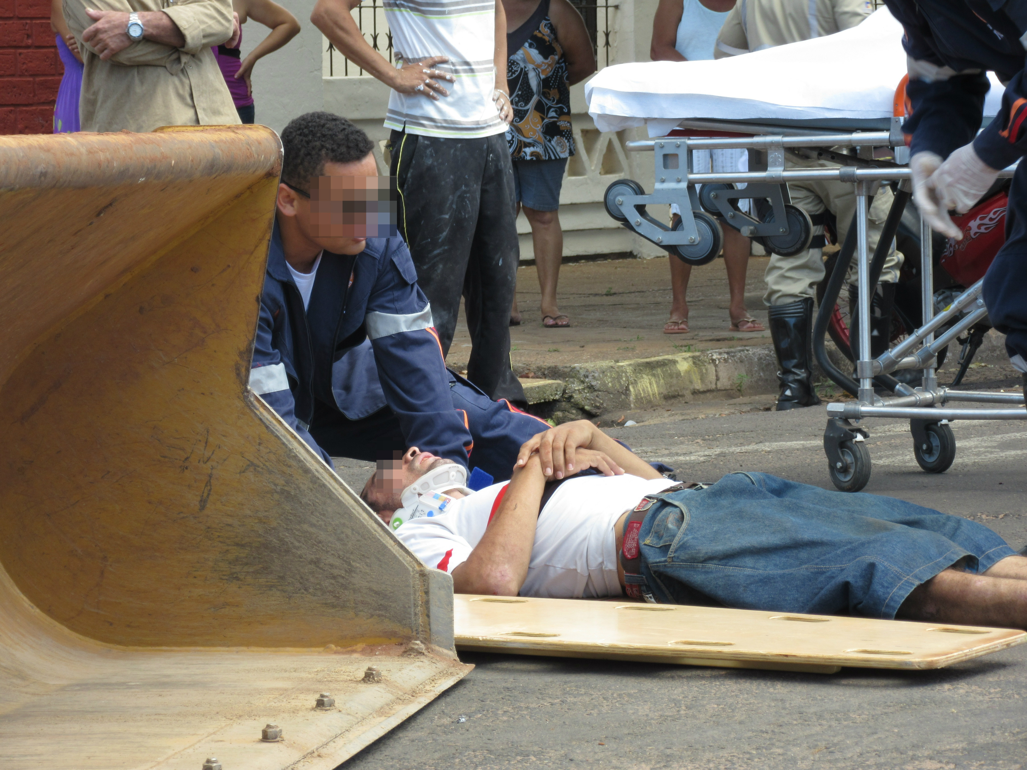 Motociclista sendo atendido pelo SAMU (Foto Rádio Caçula)