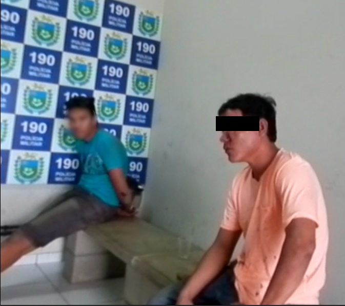 O menor de camiseta azul ajudou os comparsas a agredirem a vítima. Foto: Rádio Caçula