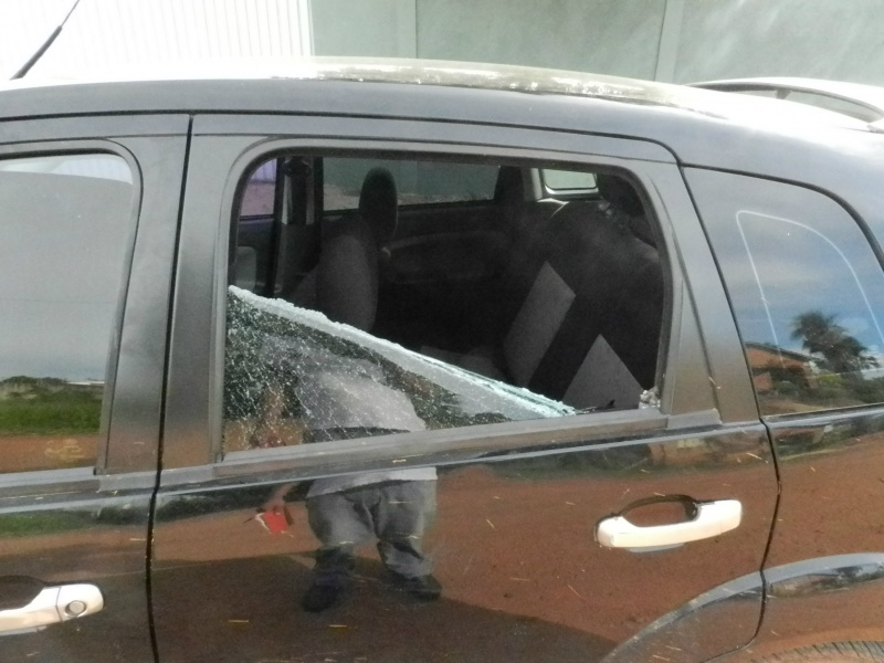 Carro ficou depredado pelos agressores. Foto: Rádio Caçula.