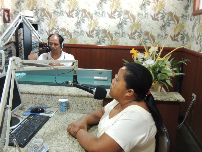 Benedita filha mais velha da idosa veio a Rádio Caçula para pedir ajuda.Foto: Rádio Caçula