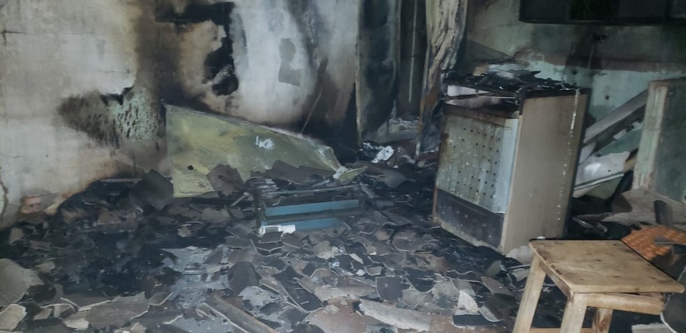 Homem morre carbonizado dentro de casa durante em incêndio, em Ribas do Rio Pardo (MS). — Foto: Rodrigo dos Santos/Repórter Ribas