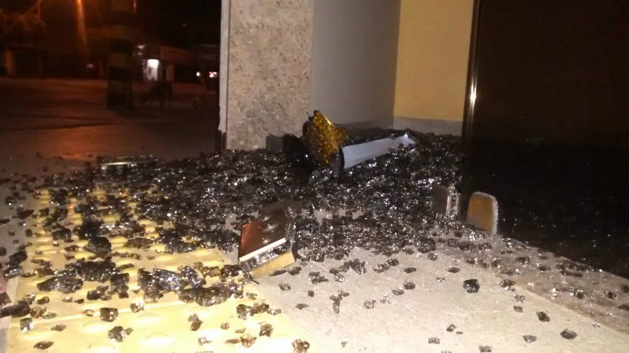 Agência danificada (Foto Rádio Caçula)