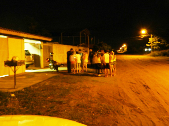 Família e vizinhos ficaram assustados com a ação criminosa. Fotos exclusivas: Rádio Caçula. 