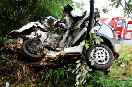 Foto: Márcio Rogério/Nova News. O motorista do Uno veio a óbito na hora da batida.