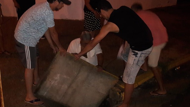 Populares até tentaram liberar o empresário, que reclamava de dores no tórax, mas encontraram dificuldade com peso da tampa