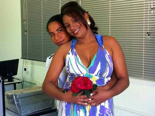 Depois de nove meses de namoro Angélica (frente) e Jéssica assinaram a certidão civil em Piacatu.Foto: Andradina Virtual