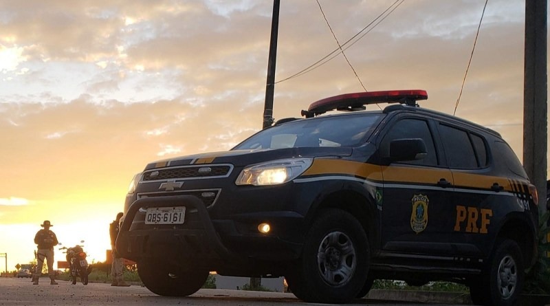 O final de semana prolongado pelo feriado na sexta-feira (19) eleva o fluxo de veículos nas rodovias federais, o que implica um aumento no risco de acidentes. Foto: PRF.