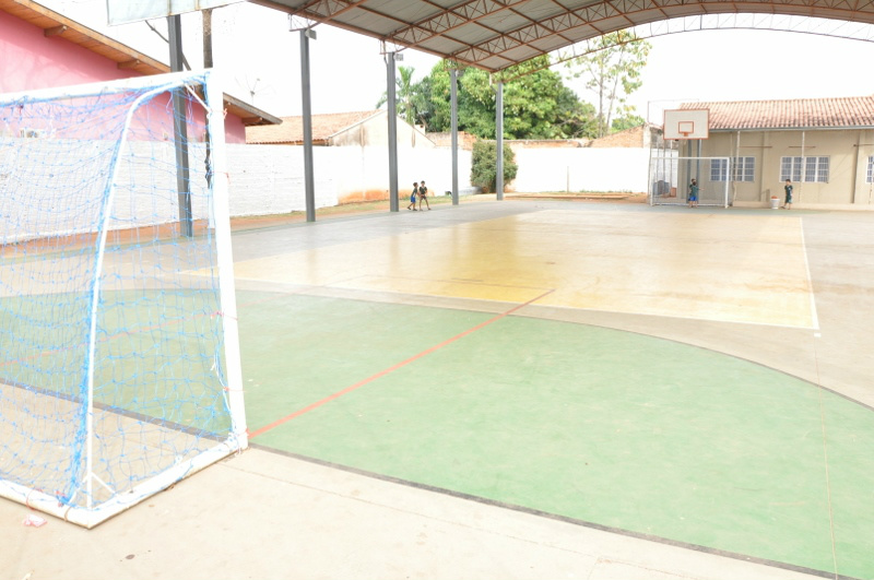 Quadra de esporte recebe pintura.Foto: Assessoria