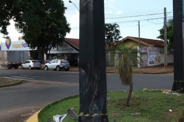 Parte do semáforo danificado em um acidente que aconteceu no local. Foto: Divulgação