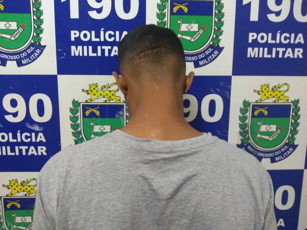 Menor de idade apreendido com 6 porções de cocaína Foto: Divulgação da Polícia Militar