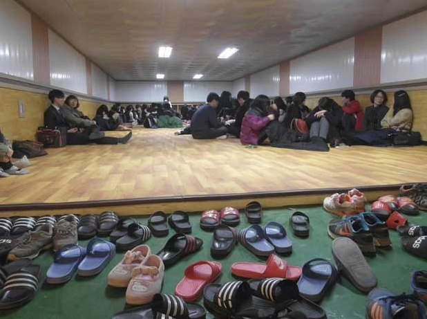 Estudantes e moradores sul-coreanos foram levados para abrigo na ilha de Yeonpyeong, perto da fronteira com a Coreia do Norte, após disparos dos dois países no mar da região (Foto: Yonhap/Reuters)