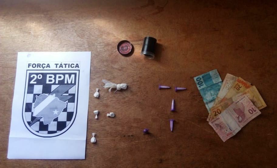 As dez porções de cocaína, o recipiente e uma quantia de R$200,00 apreendidos pela Força Tática. Fonte: Divulgação 2º BPM
