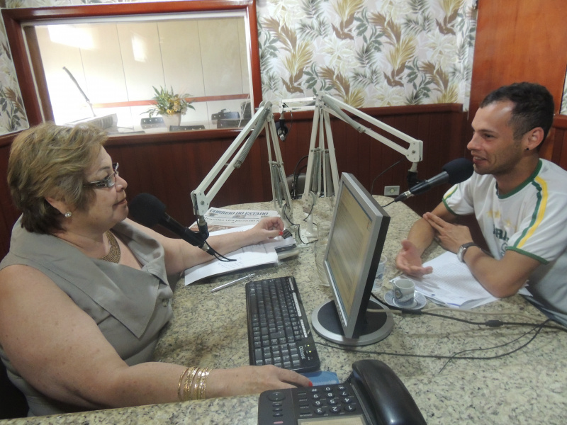 Toninha Campo recebe Tiago Augusto em seu programa.Foto: Rádio Caçula