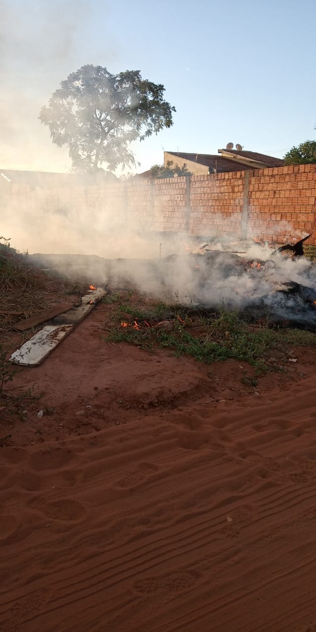 A população, ao tentar limpar um terreno, comete crime ambiental. Foto: Assessoria Corpo de Bombeiros TL/Rádio Caçula. 