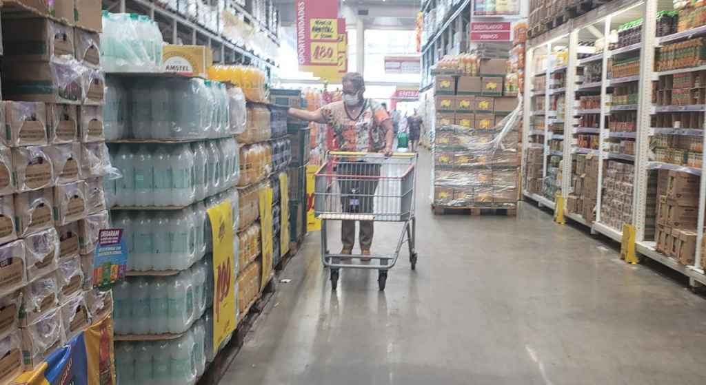 A associação afirma que não há necessidade alguma que a população faça estoque de produtos em casa. Foto: Midia Max
