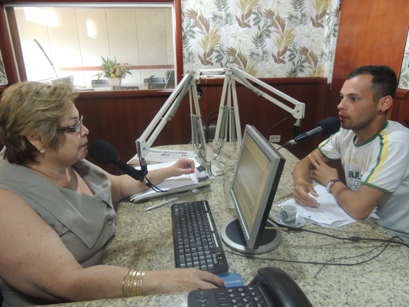 Toninha Campos apoia a causa e pede a população para ajudar o rapaz em seu programa.Foto: Rádio Caçula