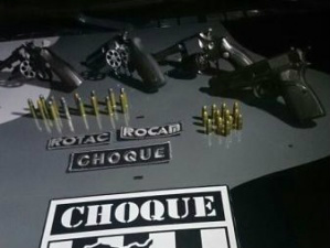Três revólveres 38 e um pistola de uso restrito foram apreendidos.