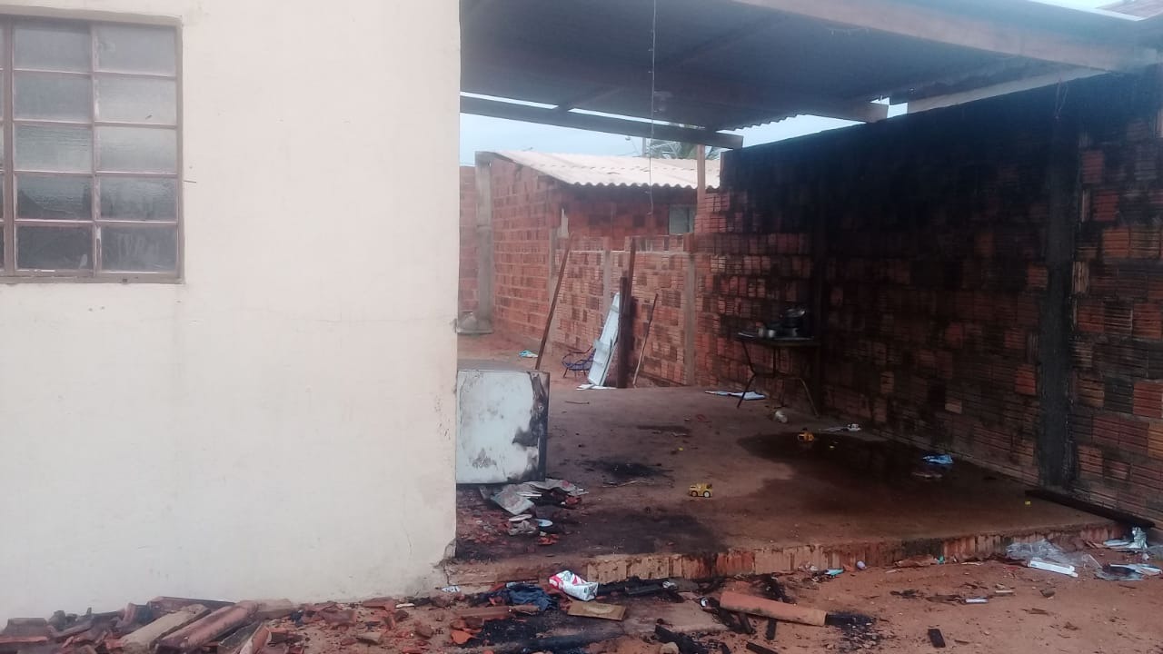 Parte da casa atingida pelas chamas. Foto: Dibulgação