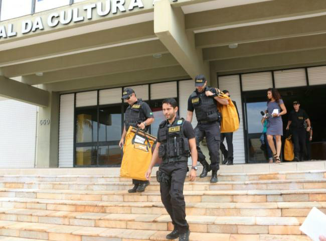 Documentos são apreendidos para averiguação Foto: Diogo Gonçalves