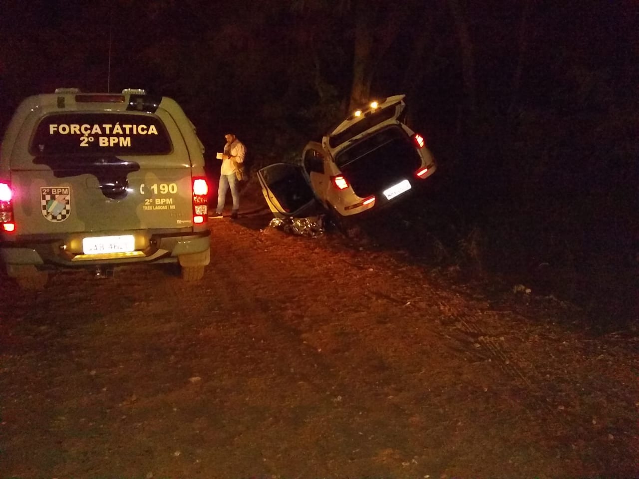 A Viatura da Força Tática do 2º Batalhão da Polícia Militar e o carro roubado em que os bandidos fugiram. Foto: Alfredo Neto