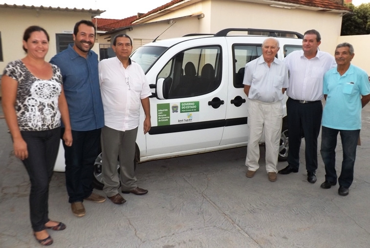 Deputado Eduardo Rocha, vereador Marcus Bazé e representantes do Grupo Fraternidade durante entrega do veículo